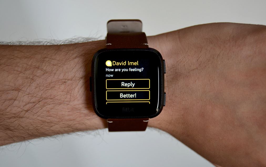 fitbit versa vs apple watch series 4